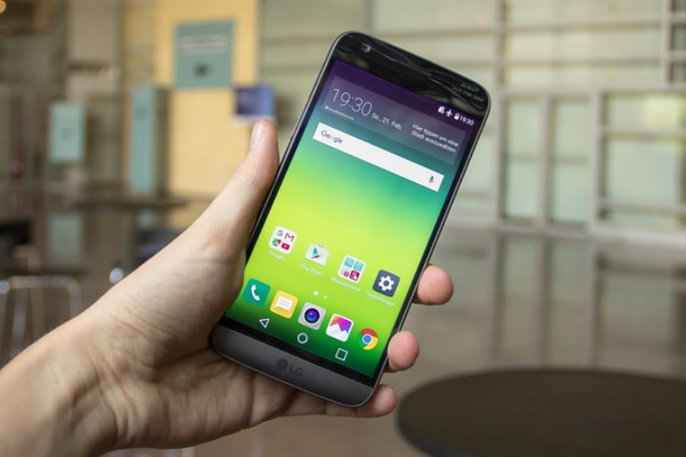 LG G5: Điện thoại độc lạ với cơ chế tháo lắp pin