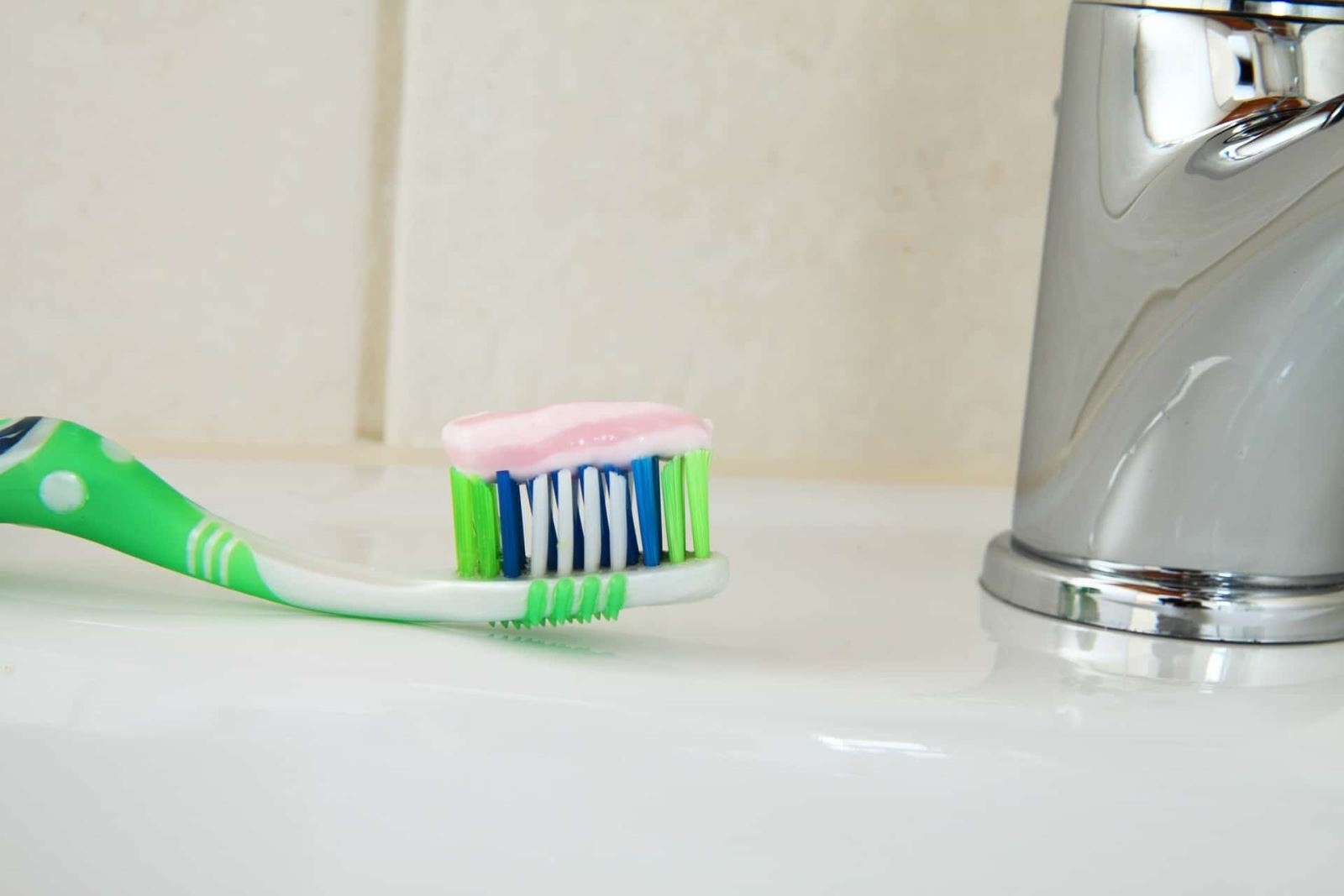Dùng kem đánh răng để vệ sinh tủ lạnh 1