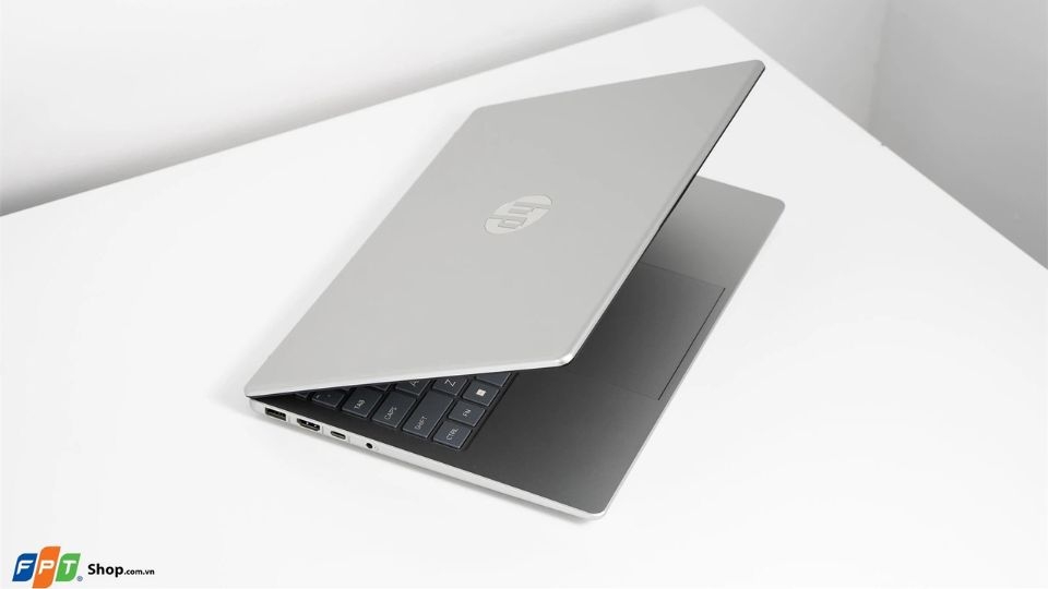 Laptop HP 14s-em0078AU R5 8GB