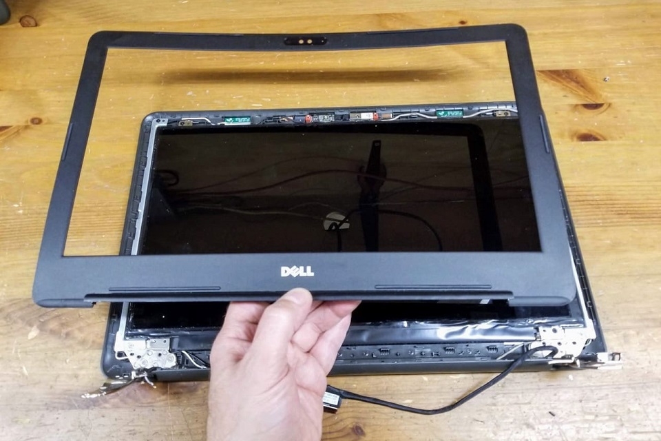 Thay cáp màn hình laptop Dell bao nhiêu tiền?