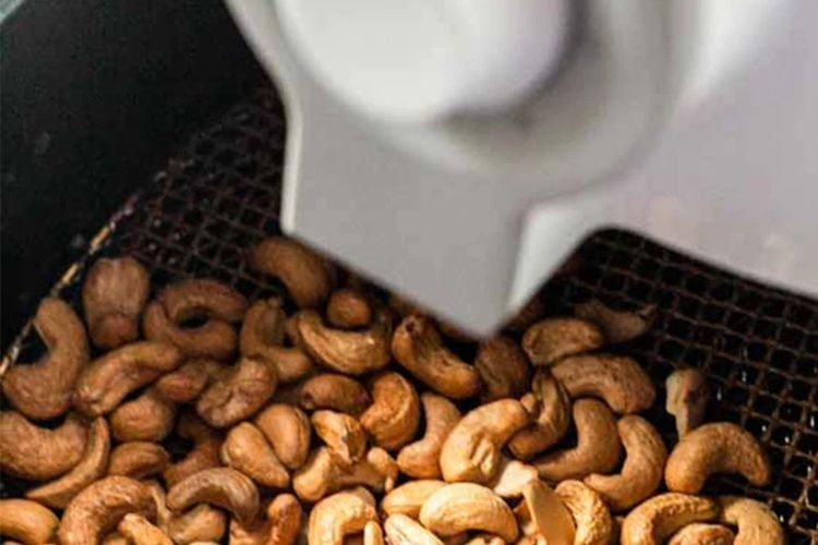 Xếp hạt điều vào khay nướng và nướng hạt điều