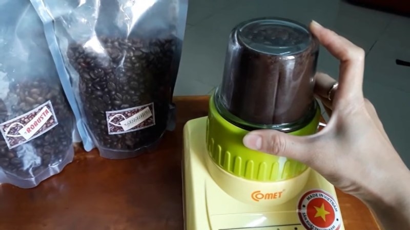 Có nên xay cà phê bằng máy xay sinh tố hay không? Cách xay cà phê bằng máy xay sinh tố sao cho đúng? 2