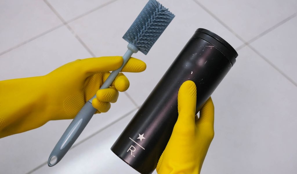 Cách vệ sinh bình giữ nhiệt mới mua đơn giản và hiệu quả để sử dụng bền lâu 4