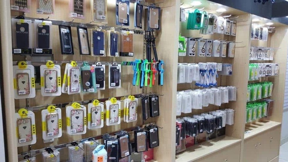 Bạn có thể mua bộ lọc UV từ các cửa hàng trực tuyến hoặc cửa hàng bán phụ kiện điện thoại