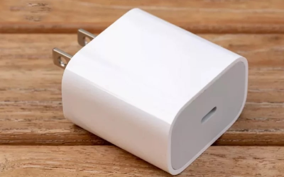 Dùng củ sạc iPhone chính hãng