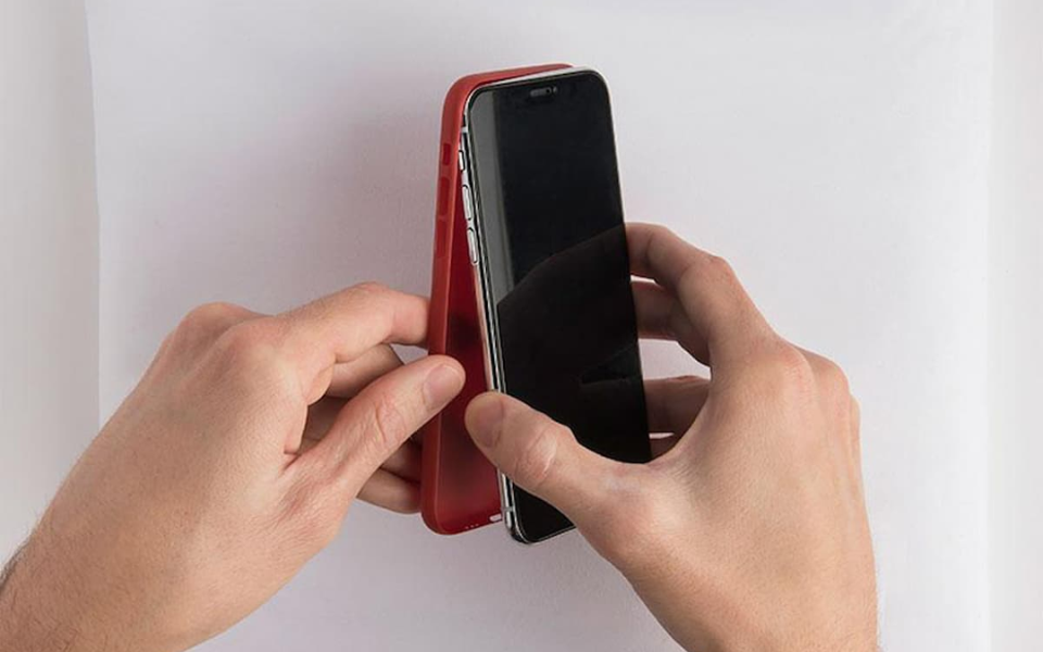 Tháo ốp lưng khi sạc