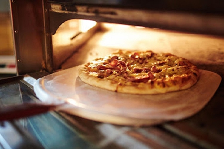 Hâm nóng pizza bằng lò vi sóng