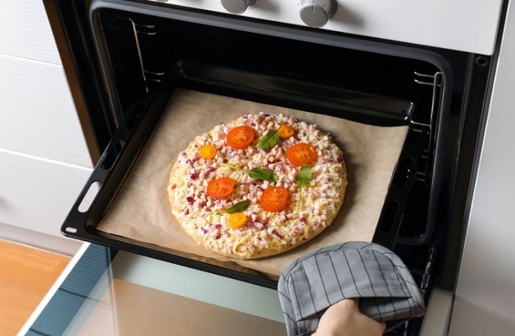 Hâm nóng pizza bằng lò nướng