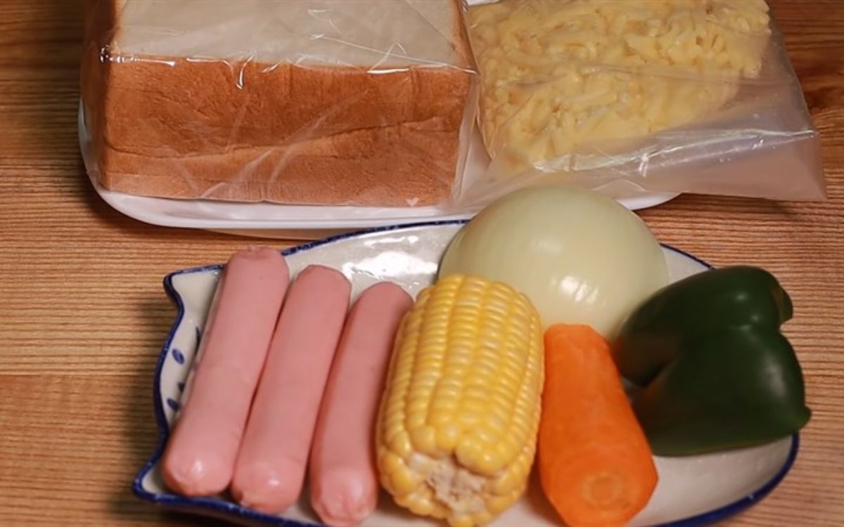 Làm pizza từ bánh mì sandwich bằng nồi chiên không dầu (ảnh 1)