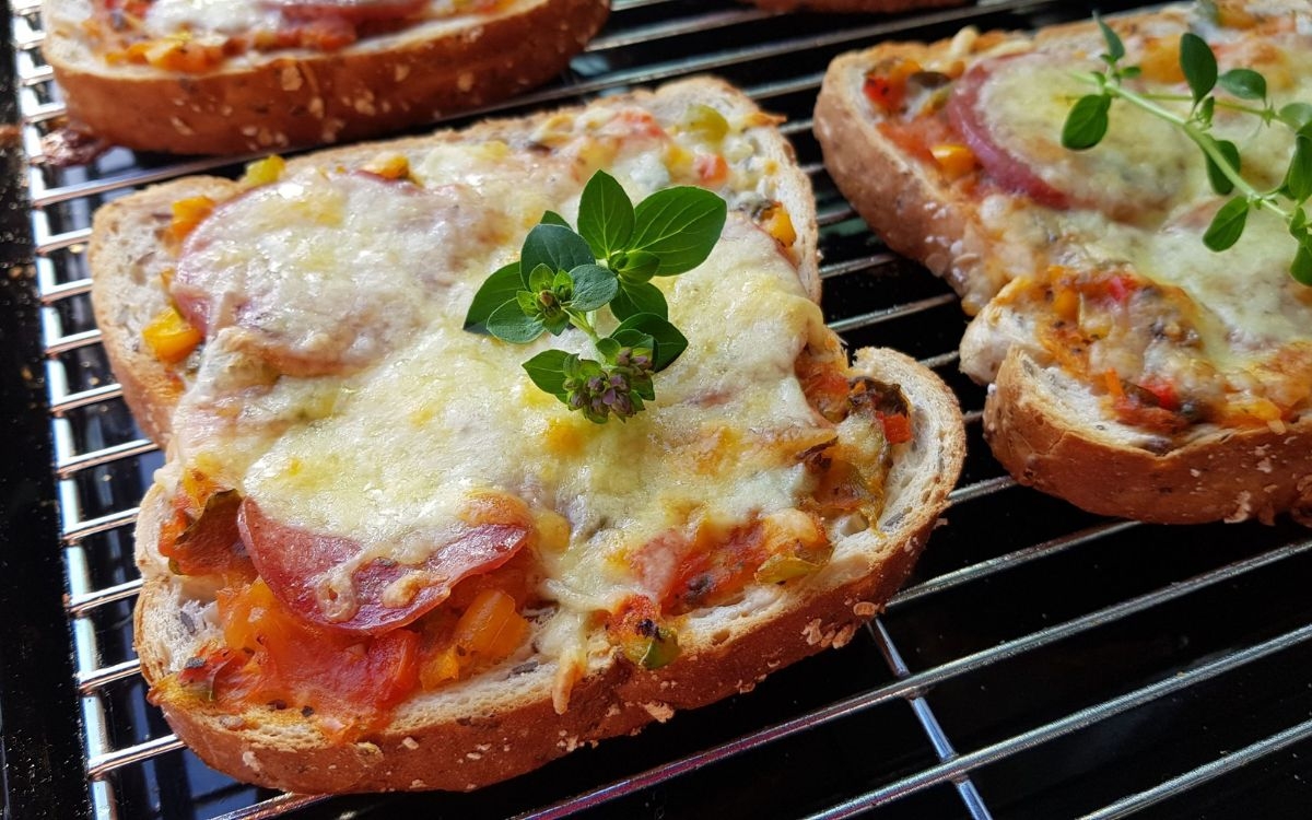 Làm pizza từ bánh mì sandwich bằng nồi chiên không dầu (ảnh 10)