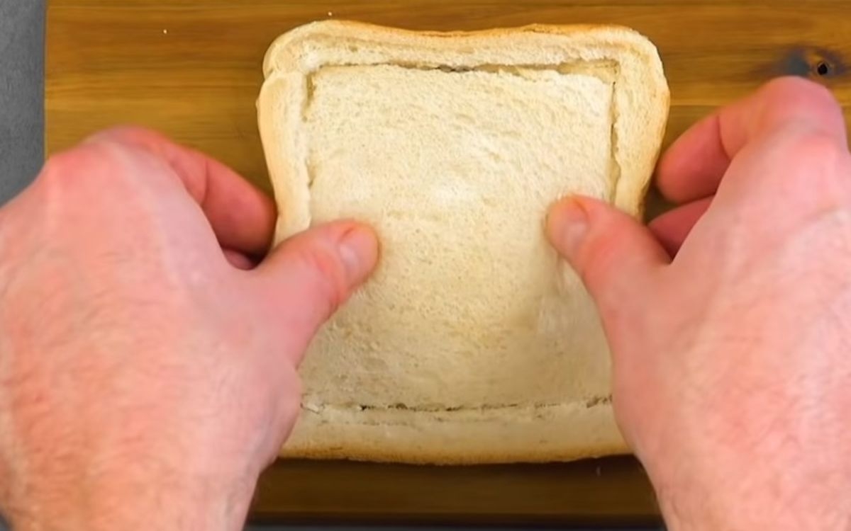 Làm pizza từ bánh mì sandwich bằng nồi chiên không dầu (ảnh 7)