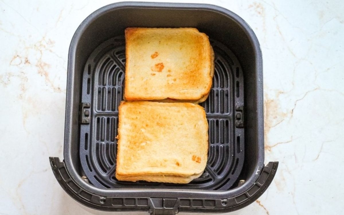 Làm pizza từ bánh mì sandwich bằng nồi chiên không dầu (ảnh 9)