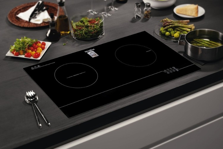 Bếp từ hồng ngoại Whirlpool ACH7327-BLV có thiết kế lắp âm tinh tế, đẹp mắt