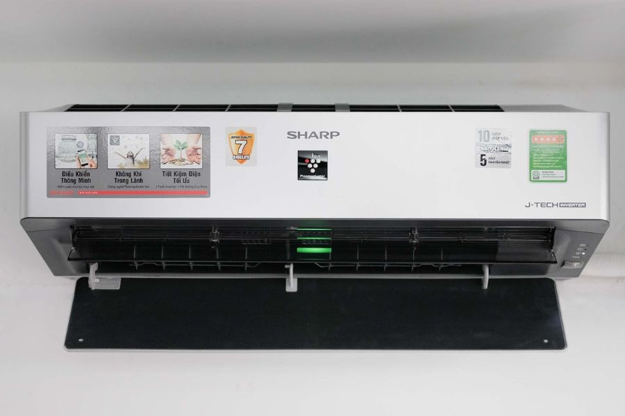 Chức năng tự động làm sạch – Máy lạnh Toshiba Chức năng tự động làm sạch sẽ tự động kích hoạt sau khi máy lạnh Toshiba được tắt. Quạt bên trong thiết bị sẽ hoạt động trong khoảng 30 phút để vệ sinh sạch sẽ dàn lạnh.  Qua quá trình này, độ ẩm bên trong máy sẽ giảm đáng kể và ngăn chặn được sự phát triển của các tác nhân gây hại, giữ cho môi trường bên trong máy luôn trong lành tự nhiên.  Việc vệ sinh máy lạnh định kỳ là yếu tố quan trọng để kéo dài tuổi thọ của máy. Nếu bạn quá bận rộn, bạn có thể sử dụng dịch vụ vệ sinh máy lạnh. Đội ngũ nhân viên sẽ thay bạn trong quá trình làm sạch kỹ lưỡng từng phần của điều hòa, mang lại không khí trong lành khi sử dụng.7