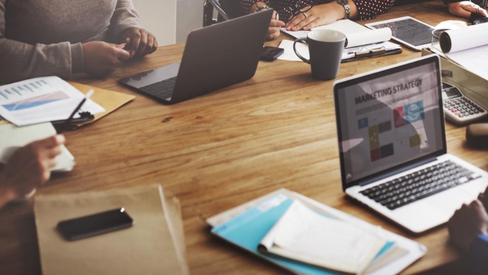 Tiêu chí mua laptop cho sinh viên ngành Thương mại điện tử