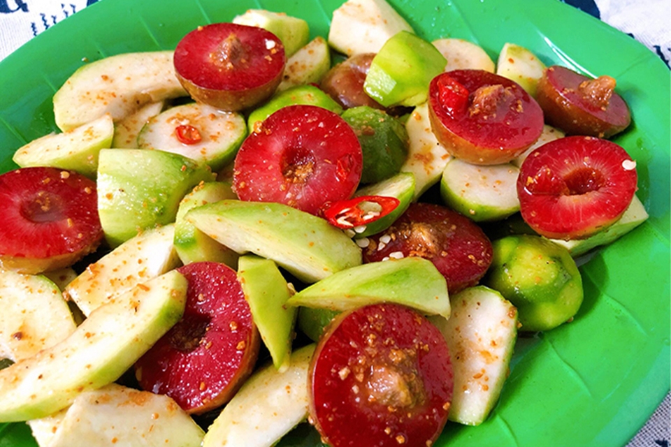 Các bước làm hoa quả dầm muối ớt