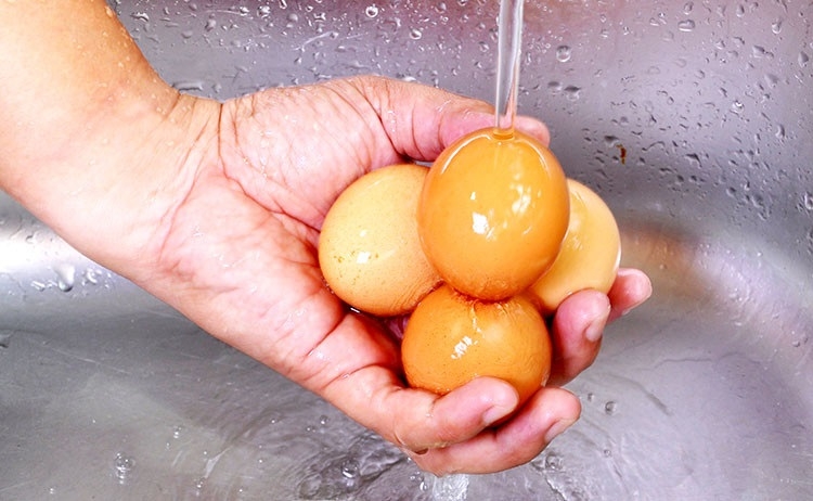 Nên rửa trứng gà trước khi bảo quản trong tủ lạnh không? (Hình 1)