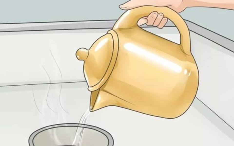 Dùng nước sôi thông tắc lavobo