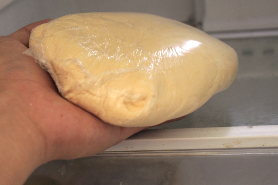 Bảo quản bột trong ngăn mát tủ lạnh và để bột nghỉ.