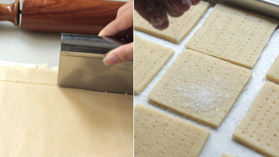 Cán bột thành những miếng bánh nhỏ.