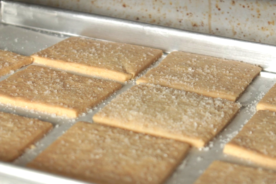 Nướng bánh quy phô mai trong lò nướng.