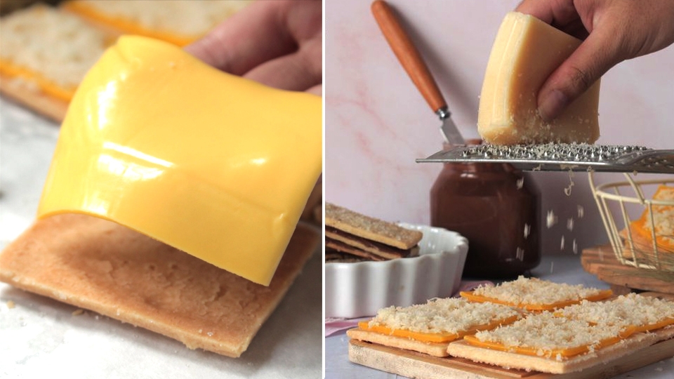 Cho lớp phô mai Cheddar và bào phô mai Emmental lên mặt bánh quy.