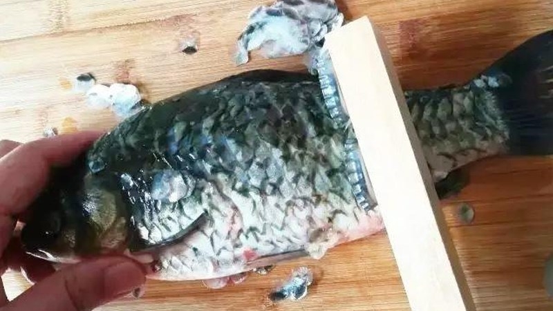 Cách rút xương cá rô 1