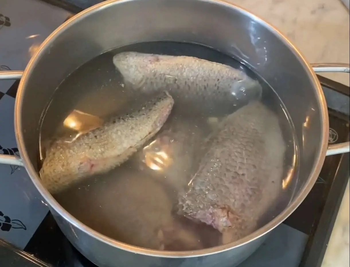 Cách rút xương cá rô 4
