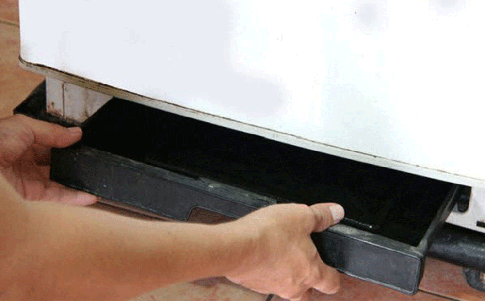 khắc phục tủ lạnh kêu lọc cọc do lệch khay đựng nước thải