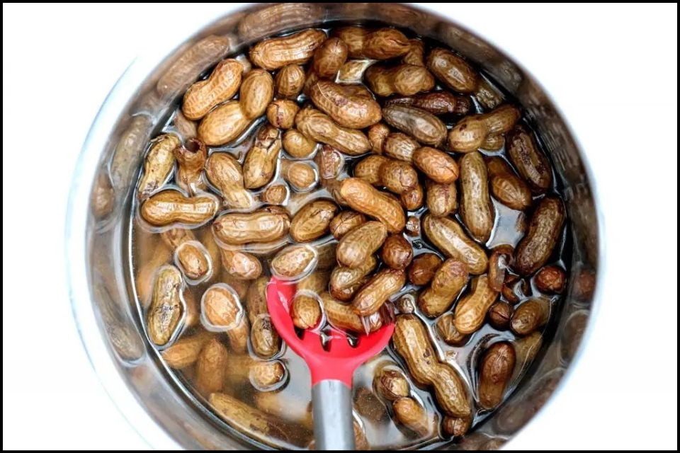 Cách luộc đậu phộng mau mềm 4