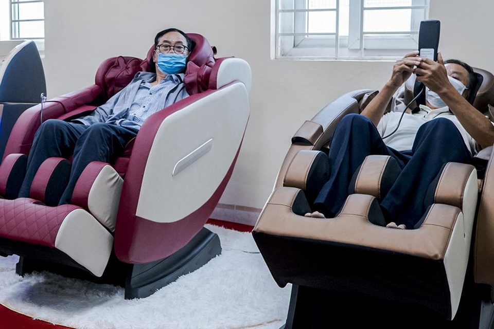 Ngồi thử lên ghế để trải nghiệm công nghệ massage.