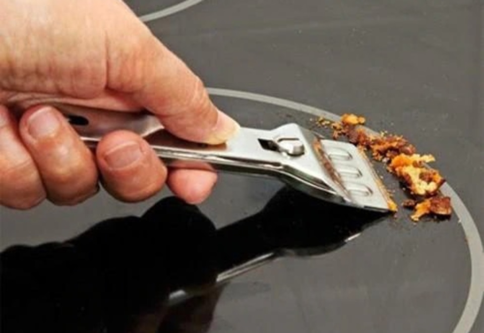 làm sạch vết cháy trên bề mặt bếp hồng ngoại 2