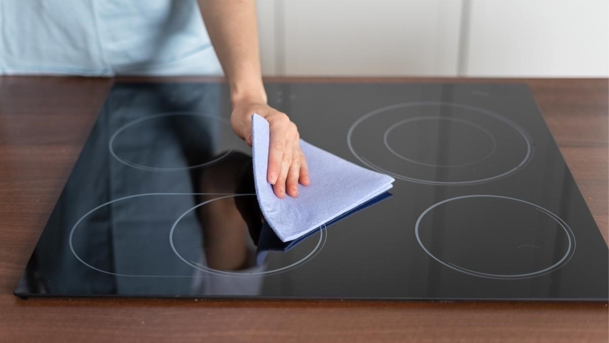 làm sạch vết cháy trên bề mặt bếp hồng ngoại 5