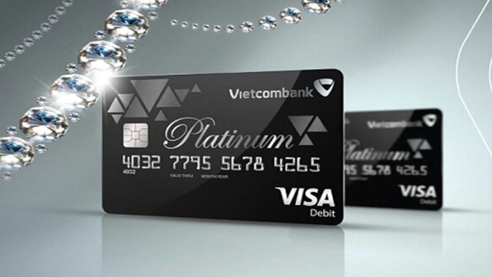 Thẻ ghi nợ quốc tế Vietcombank sẽ có biểu phí phát hành và sử dụng thẻ riêng.