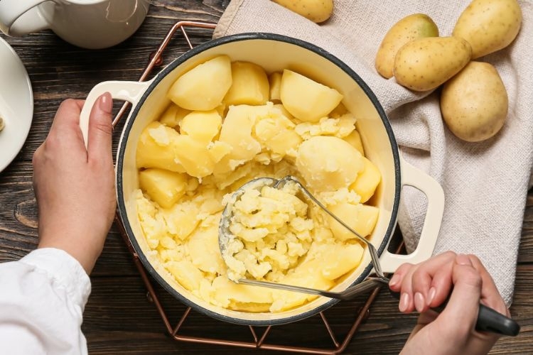 Hấp và nghiền khoai tây