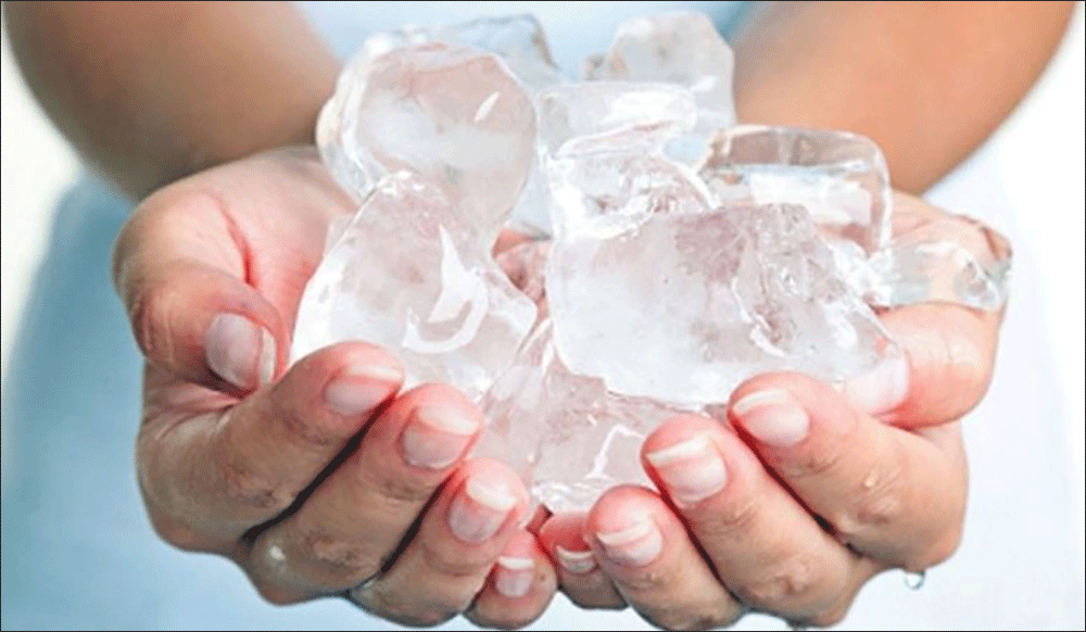 Nước đá có mùi không nên bỏ vào ngăn đông tủ lạnh