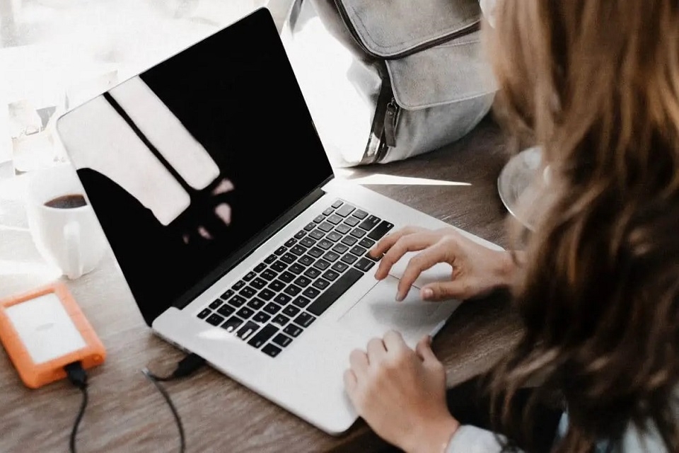 Máy tính đang chạy tự nhiên màn hình đen 1