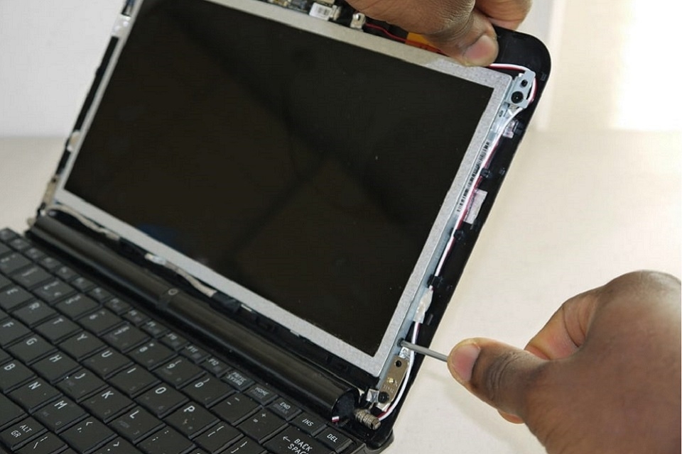 Máy tính đang chạy tự nhiên màn hình đen 5