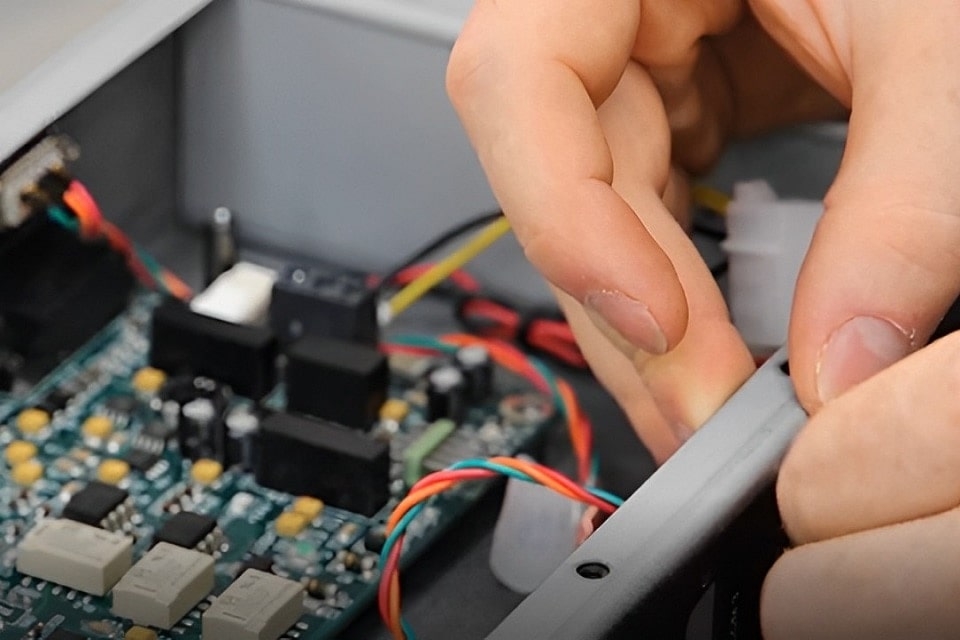 Máy tính đang chạy tự nhiên màn hình đen 6