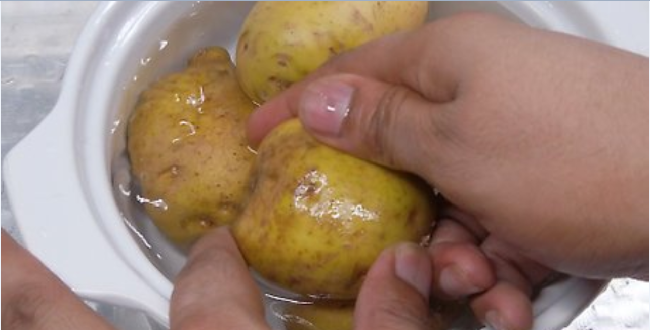rửa khoai tây