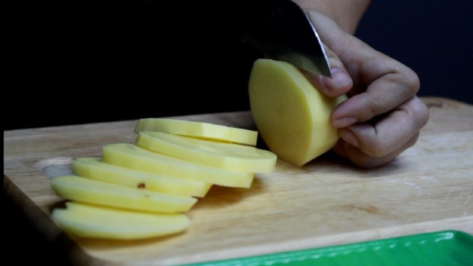 cắt thành lát khoai tây