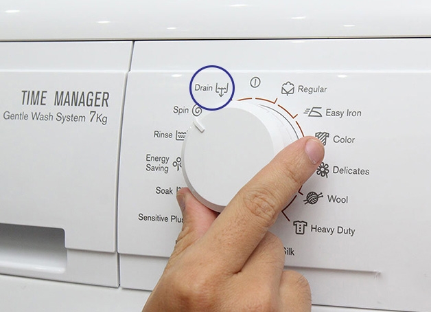 cách xả nước máy giặt Electrolux 4