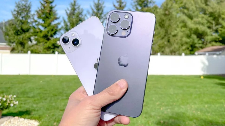 iPhone 14 Plus sử dụng bộ khung nhôm kết hợp mặt lưng kính bóng. Còn iPhone 14 Pro Max sử dụng bộ khung thép không gỉ với mặt sau hoàn thiện bằng kính nhám.