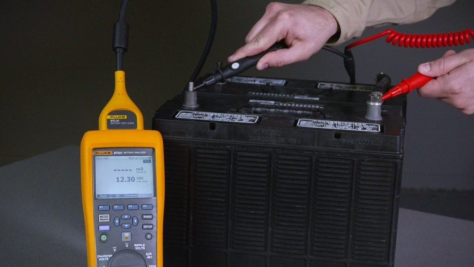 Sử dụng thiết bị đo chuyên dụng (Battery Analyzer)