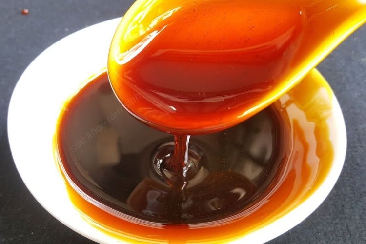 Thắng đường đến khi đường chuyển thành màu nâu cánh gián