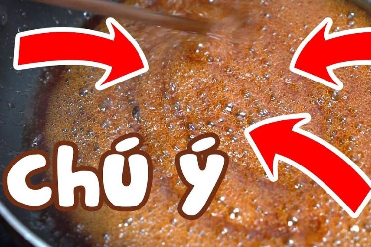 Thêm nước cốt chanh vào chảo