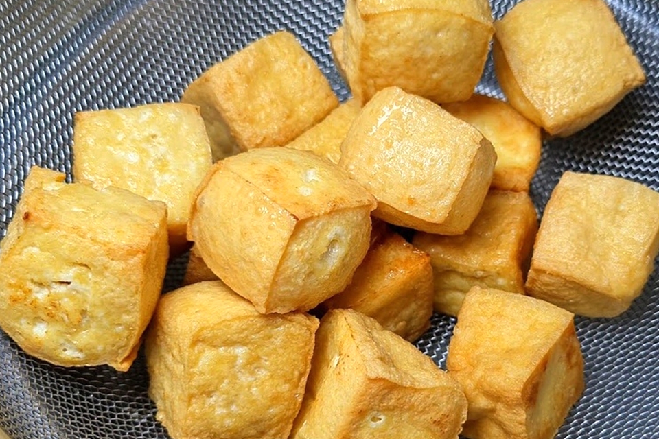 Để cho đậu phụ rán được ráo dầu, ráo nước.