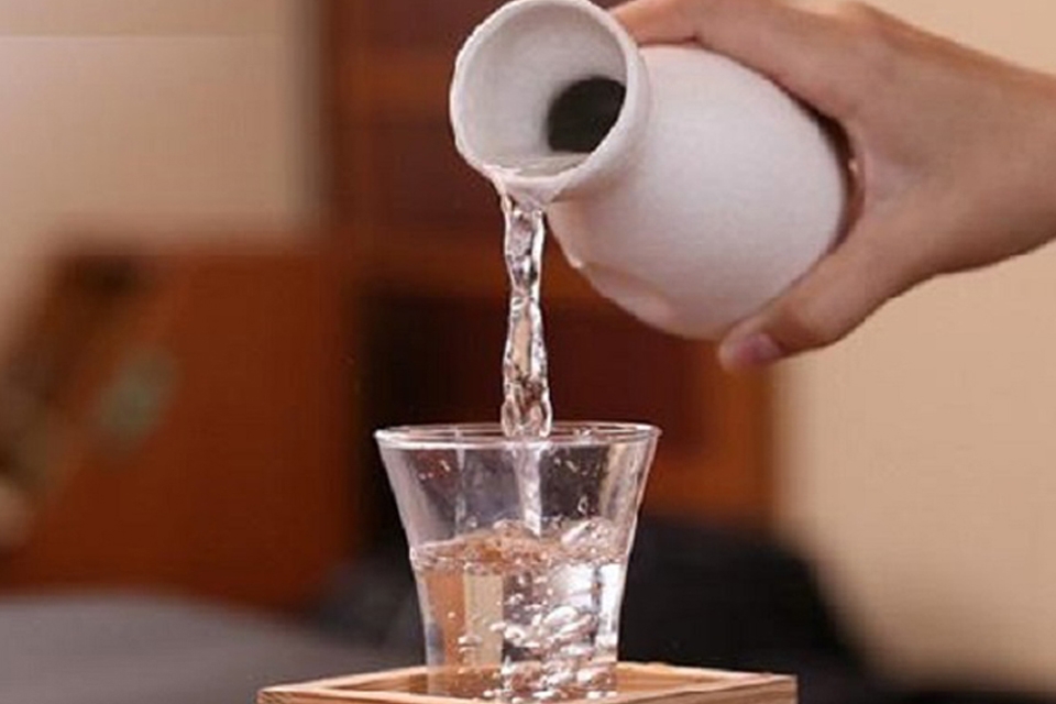 Sử dụng rượu trắng để tẩy thuốc nhuộm tóc dính trên quần áo.