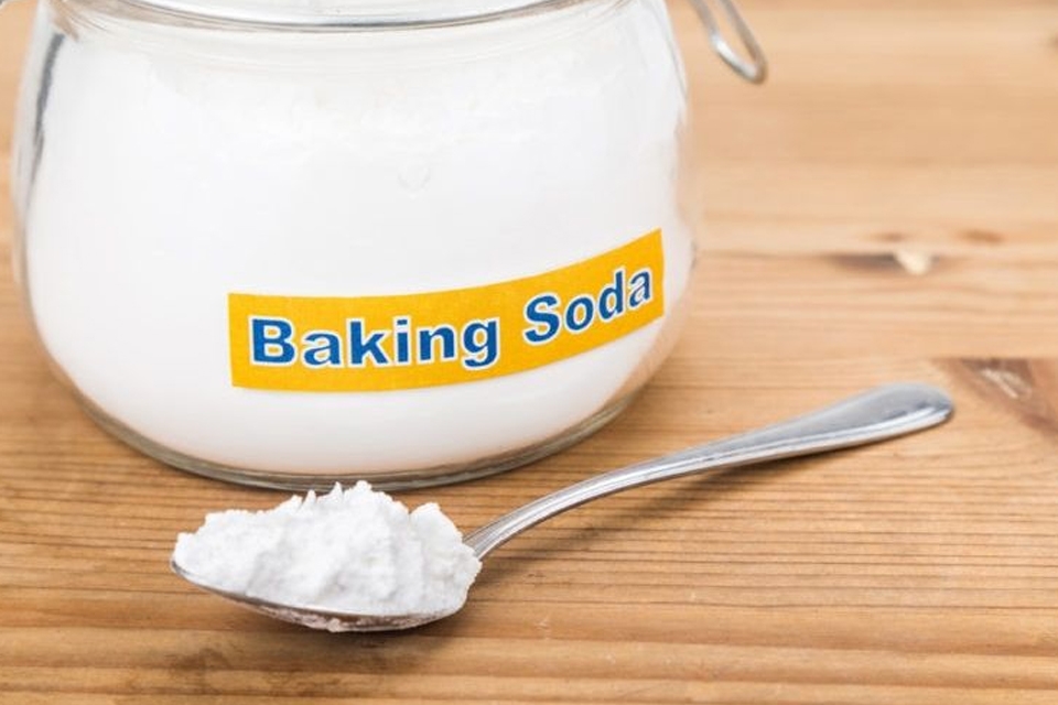 Dùng Baking soda để tẩy thuốc nhuộm tóc dính trên quần áo.