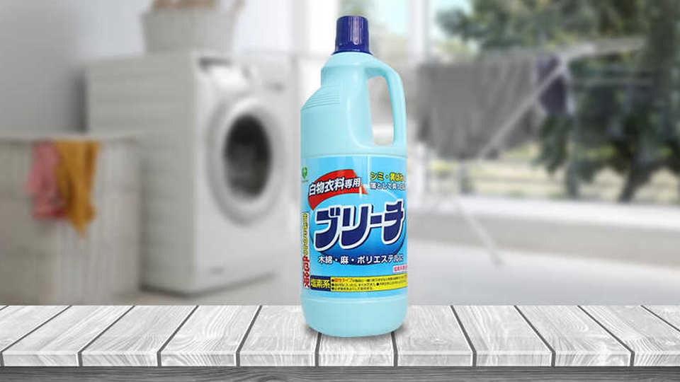 Dùng thuốc tẩy có chứa Chlorine để tẩy thuốc nhuộm tóc dính trên quần áo.